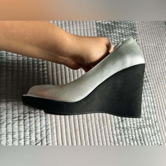 Michael Kors Women Peep Toe Wedge - Picture 4 of 6